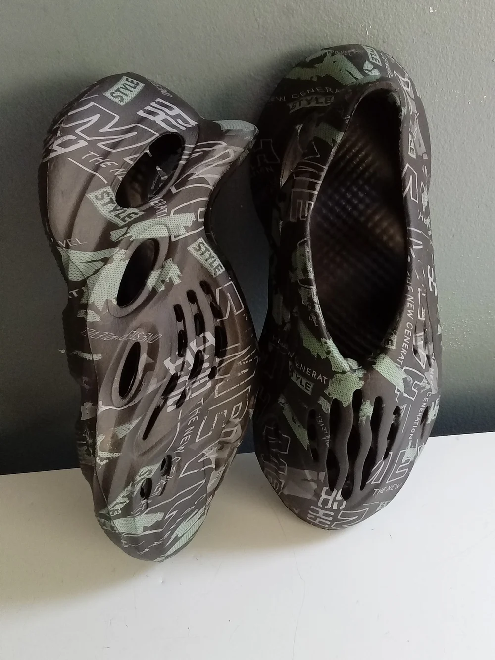 Graphic Print Foam Runner Clogs Dark Grey Sage Green Slip On Shoes